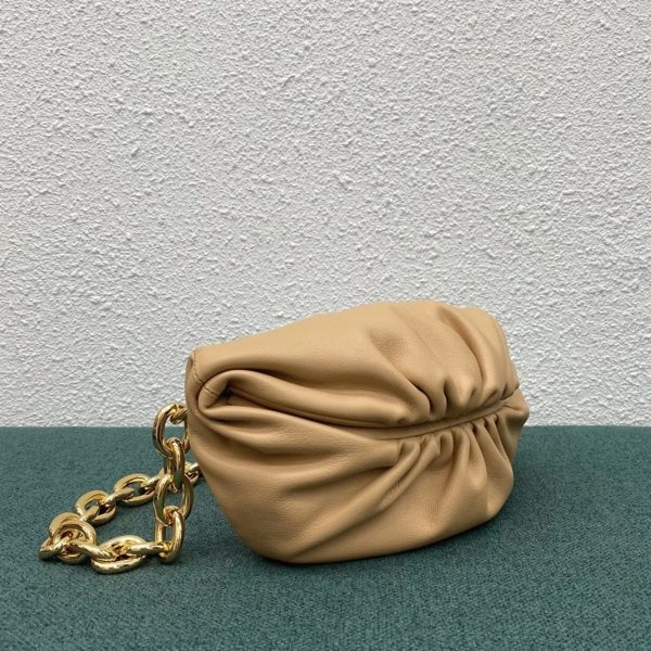 Réplique sac banane Bottega Veneta The Pouch en Amande – Image 4