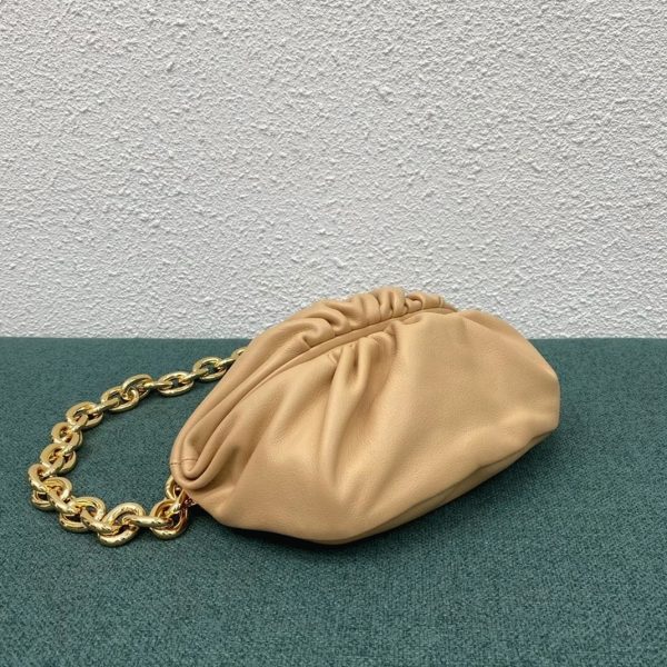 Réplique sac banane Bottega Veneta The Pouch en Amande – Image 3