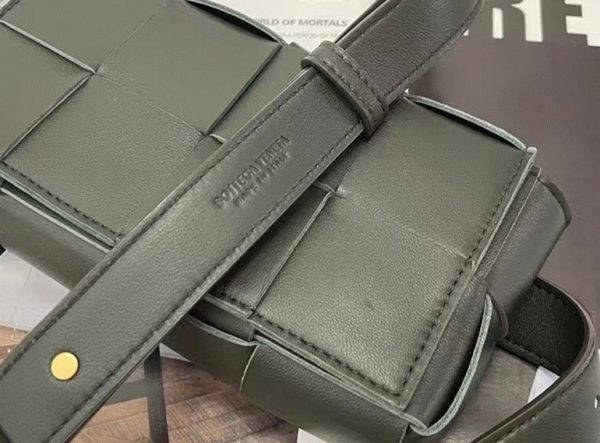 Réplique sac banane Bottega Veneta Cassette en Noir – Image 2