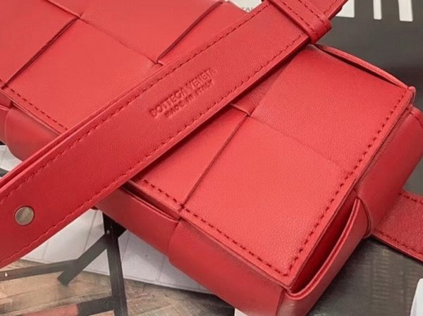 Faux sac banane Bottega Veneta Cassette en Rouge – Image 11