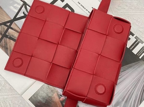 Faux sac banane Bottega Veneta Cassette en Rouge – Image 10