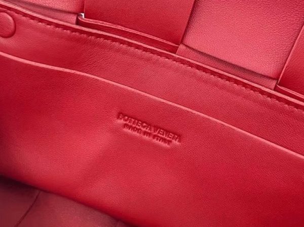 Faux sac banane Bottega Veneta Cassette en Rouge – Image 9