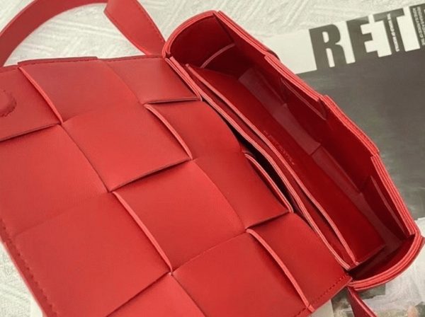 Faux sac banane Bottega Veneta Cassette en Rouge – Image 8