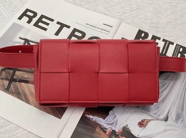 Faux sac banane Bottega Veneta Cassette en Rouge – Image 6