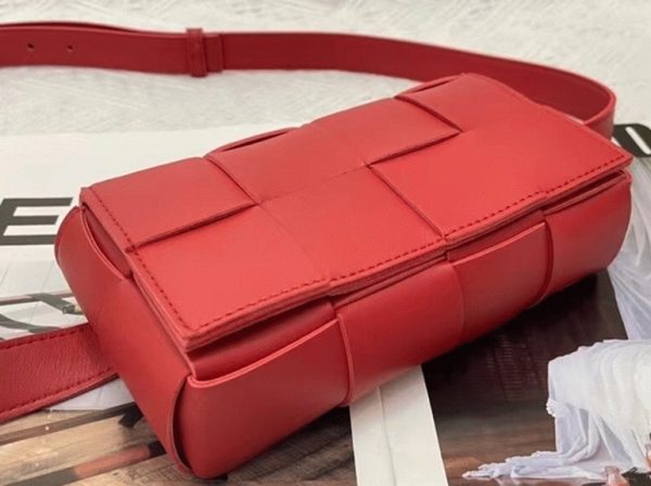 Faux sac banane Bottega Veneta Cassette en Rouge – Image 5