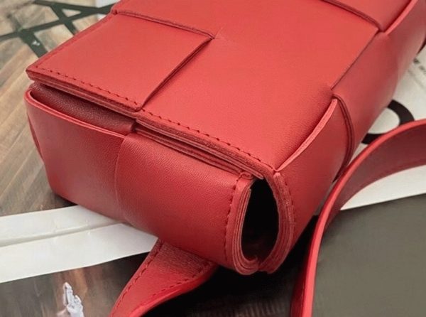 Faux sac banane Bottega Veneta Cassette en Rouge – Image 4