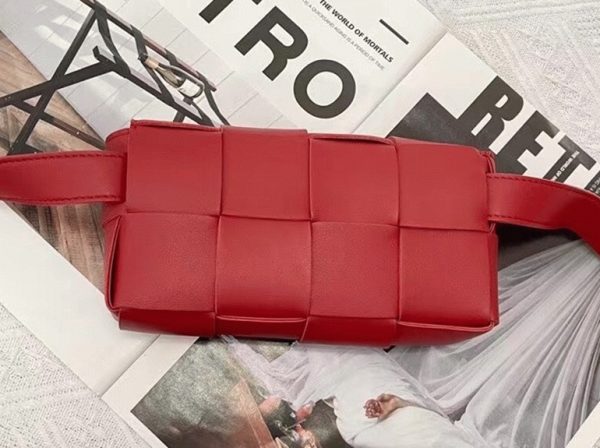 Faux sac banane Bottega Veneta Cassette en Rouge – Image 3
