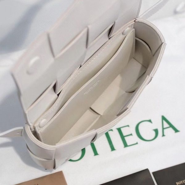 Faux sac banane Bottega Veneta Cassette en Blanc – Image 8