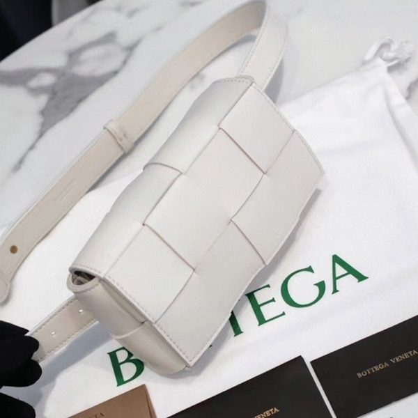 Faux sac banane Bottega Veneta Cassette en Blanc – Image 5