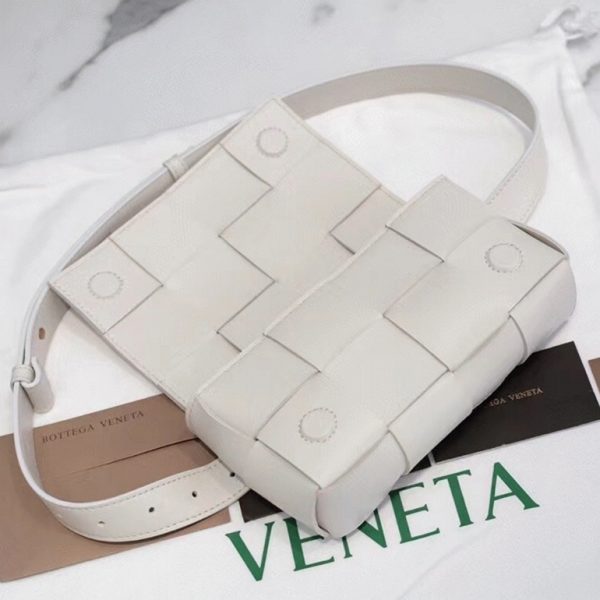 Faux sac banane Bottega Veneta Cassette en Blanc – Image 4
