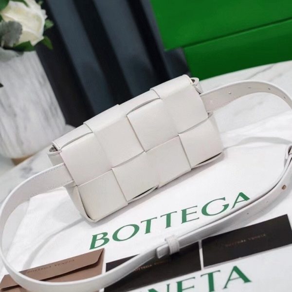 Faux sac banane Bottega Veneta Cassette en Blanc – Image 2