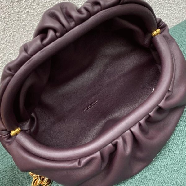 Faux sac banane Bottega Veneta The Pouch en Raisin – Image 11