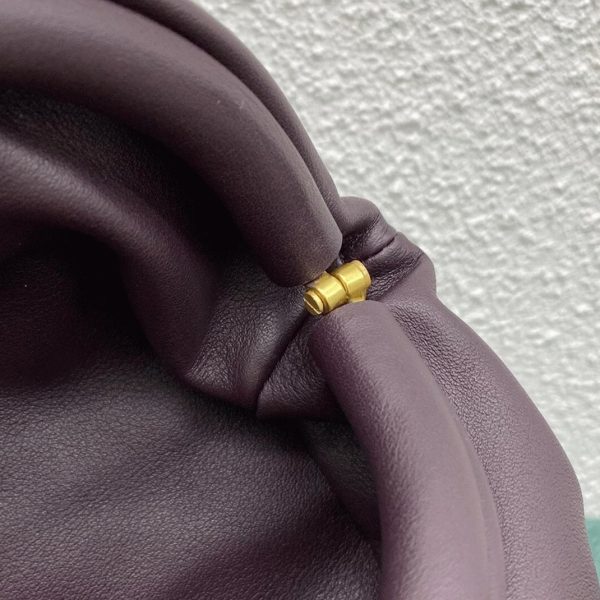Faux sac banane Bottega Veneta The Pouch en Raisin – Image 10