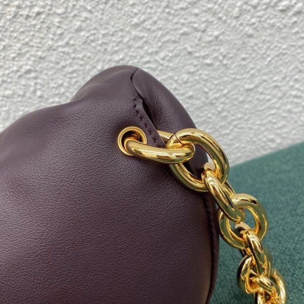 Faux sac banane Bottega Veneta The Pouch en Raisin – Image 9