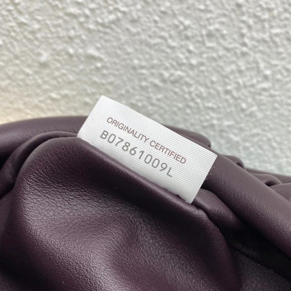Faux sac banane Bottega Veneta The Pouch en Raisin – Image 5