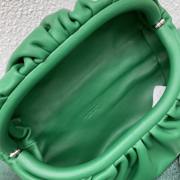 Contrefaçon sac banane Bottega Veneta The Pouch en Vert – Image 11
