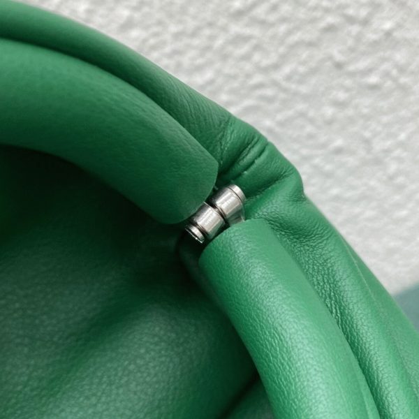 Contrefaçon sac banane Bottega Veneta The Pouch en Vert – Image 10
