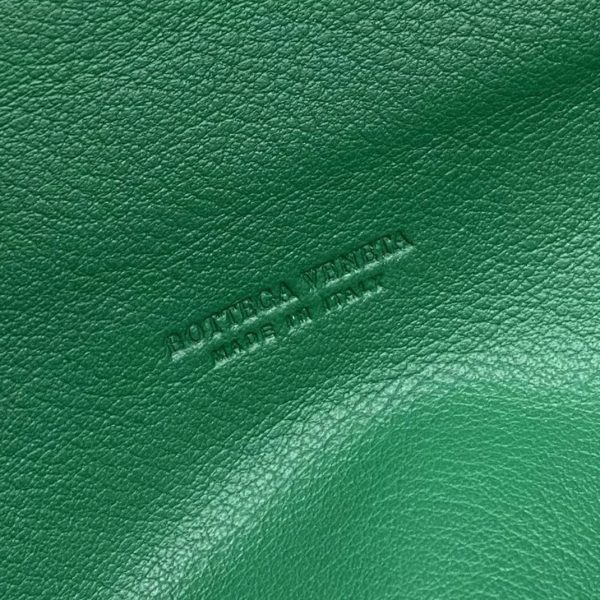 Contrefaçon sac banane Bottega Veneta The Pouch en Vert – Image 8