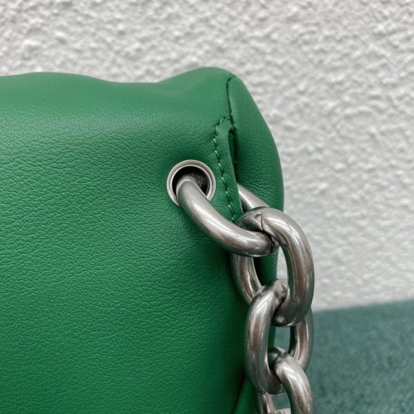 Contrefaçon sac banane Bottega Veneta The Pouch en Vert – Image 7