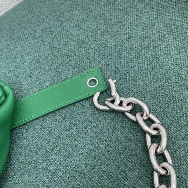Contrefaçon sac banane Bottega Veneta The Pouch en Vert – Image 6