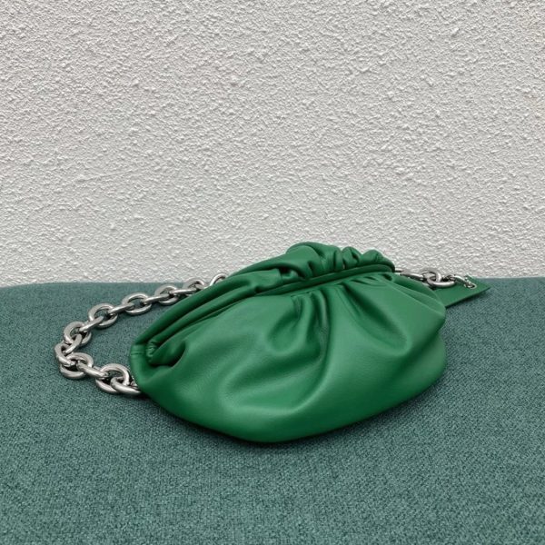 Contrefaçon sac banane Bottega Veneta The Pouch en Vert – Image 5