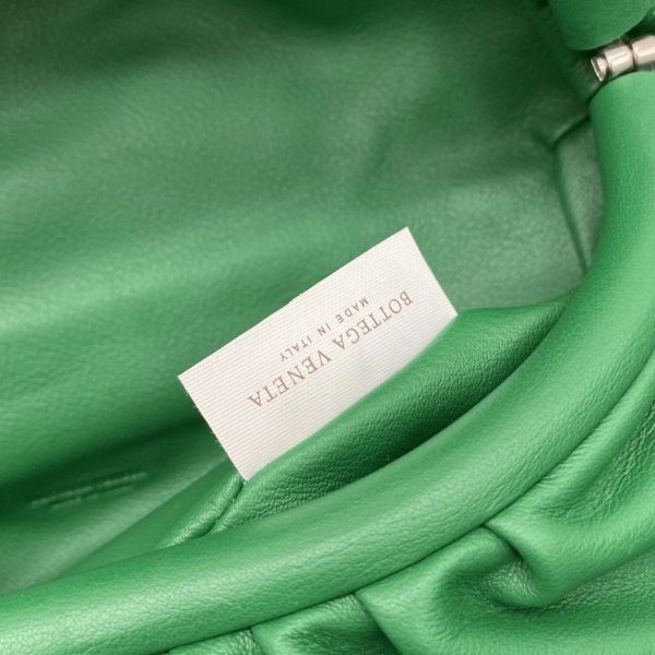 Contrefaçon sac banane Bottega Veneta The Pouch en Vert – Image 4