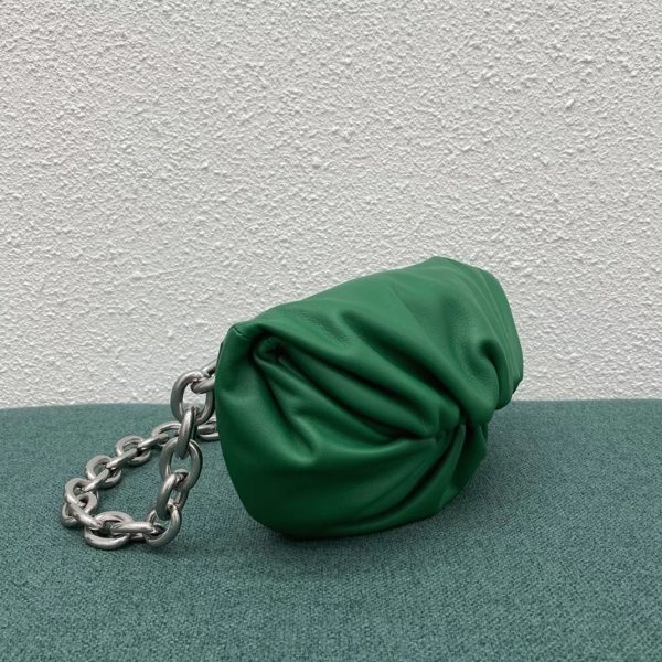 Contrefaçon sac banane Bottega Veneta The Pouch en Vert – Image 3