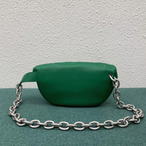 Contrefaçon sac banane Bottega Veneta The Pouch en Vert – Image 12