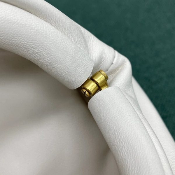 Réplique sac banane Bottega Veneta The Pouch en Blanc – Image 9