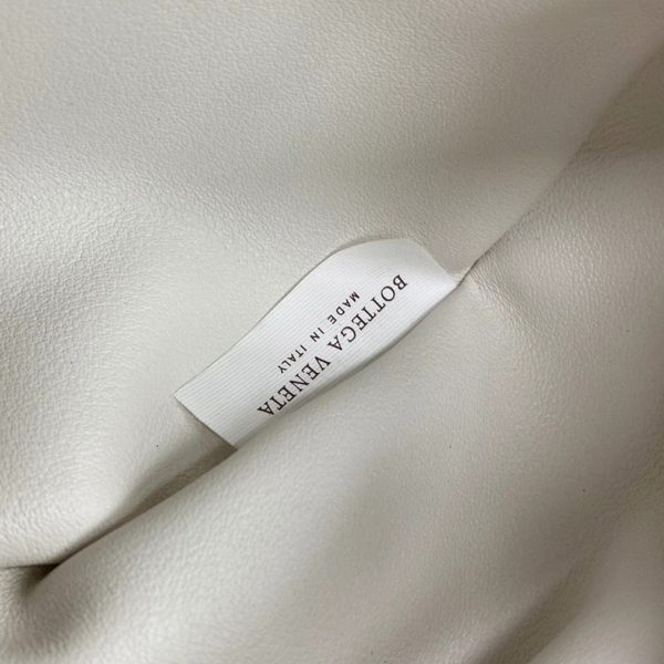 Réplique sac banane Bottega Veneta The Pouch en Blanc – Image 7