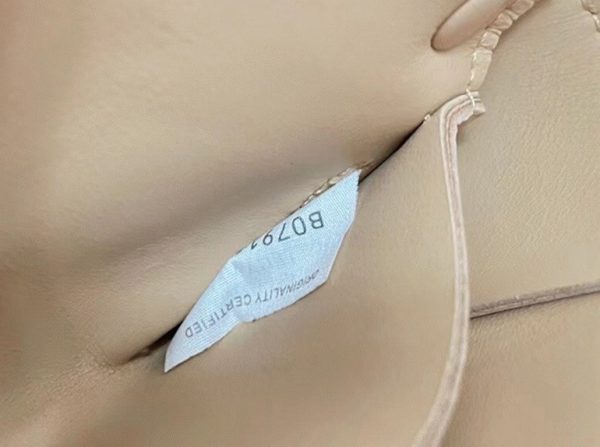 Réplique sac banane Bottega Veneta Cassette en Beige – Image 10