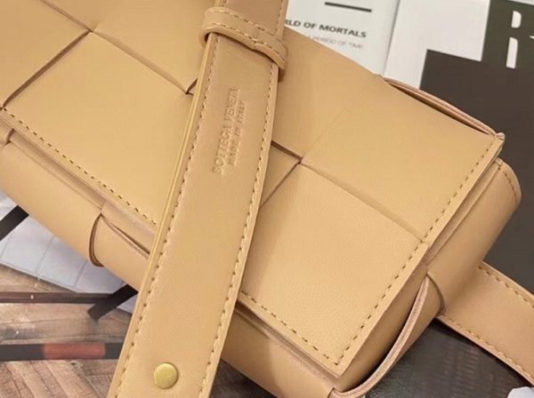 Réplique sac banane Bottega Veneta Cassette en Beige – Image 9