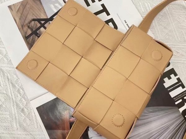Réplique sac banane Bottega Veneta Cassette en Beige – Image 8
