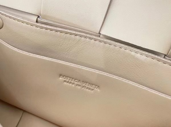 Réplique sac banane Bottega Veneta Cassette en Beige – Image 7