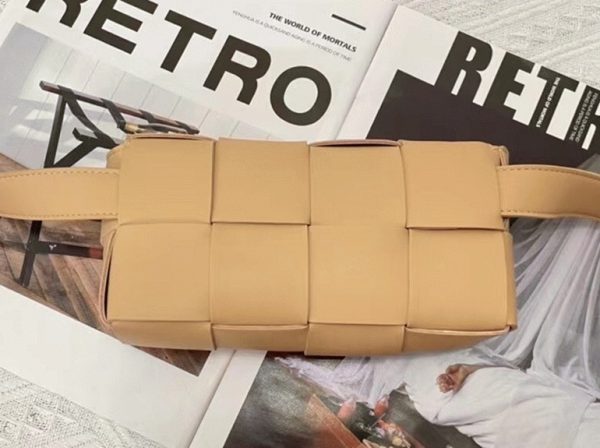 Réplique sac banane Bottega Veneta Cassette en Beige – Image 6