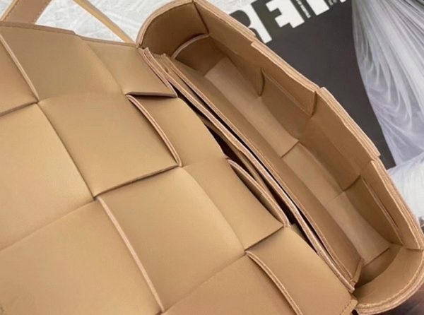 Réplique sac banane Bottega Veneta Cassette en Beige – Image 5