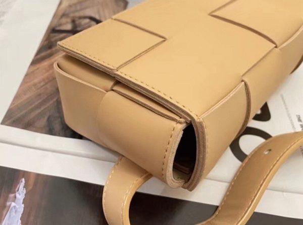 Réplique sac banane Bottega Veneta Cassette en Beige – Image 4