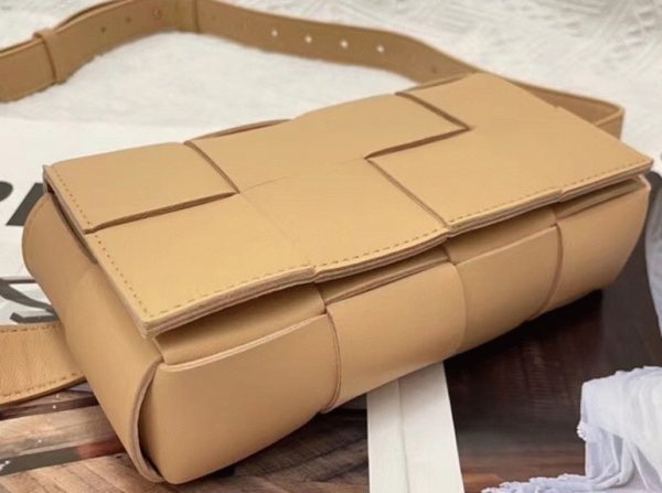 Réplique sac banane Bottega Veneta Cassette en Beige – Image 3