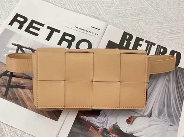 Réplique sac banane Bottega Veneta Cassette en Beige – Image 2