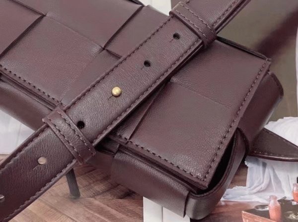 Contrefaçon sac banane Bottega Veneta Cassette en Raisin – Image 10