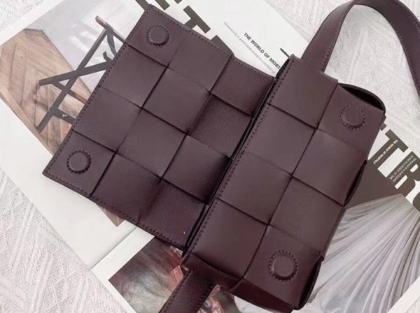Contrefaçon sac banane Bottega Veneta Cassette en Raisin – Image 8