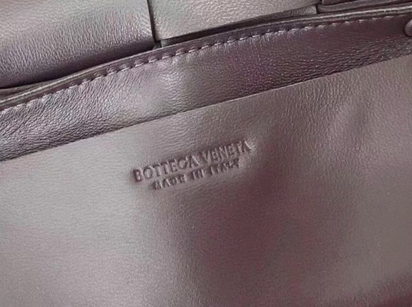 Contrefaçon sac banane Bottega Veneta Cassette en Raisin – Image 7