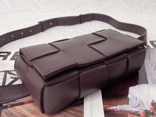 Contrefaçon sac banane Bottega Veneta Cassette en Raisin – Image 4