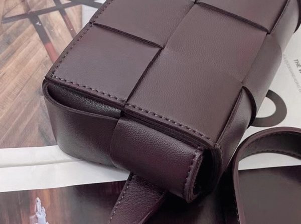 Contrefaçon sac banane Bottega Veneta Cassette en Raisin – Image 3