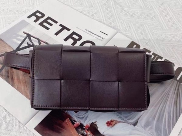 Contrefaçon sac banane Bottega Veneta Cassette en Raisin – Image 2