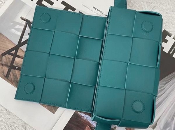 Contrefaçon sac banane Bottega Veneta Cassette en Mallard – Image 10
