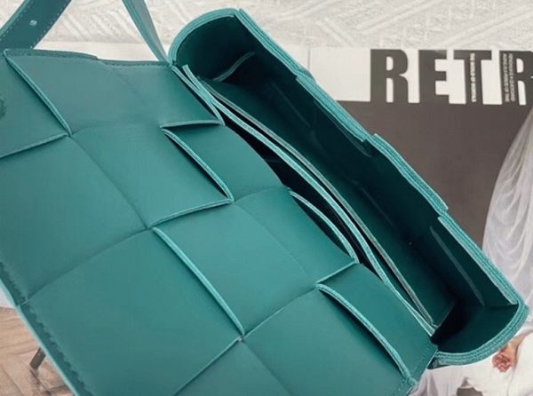 Contrefaçon sac banane Bottega Veneta Cassette en Mallard – Image 9