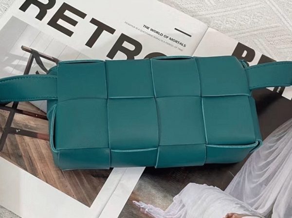 Contrefaçon sac banane Bottega Veneta Cassette en Mallard – Image 7
