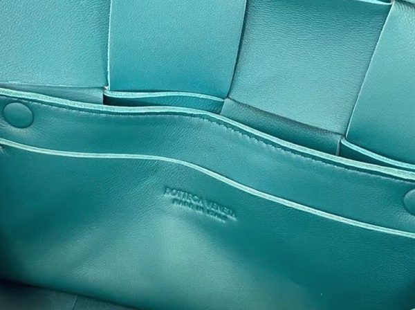 Contrefaçon sac banane Bottega Veneta Cassette en Mallard – Image 6