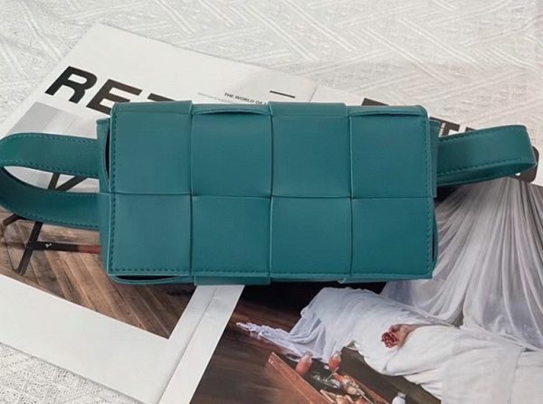 Contrefaçon sac banane Bottega Veneta Cassette en Mallard – Image 5